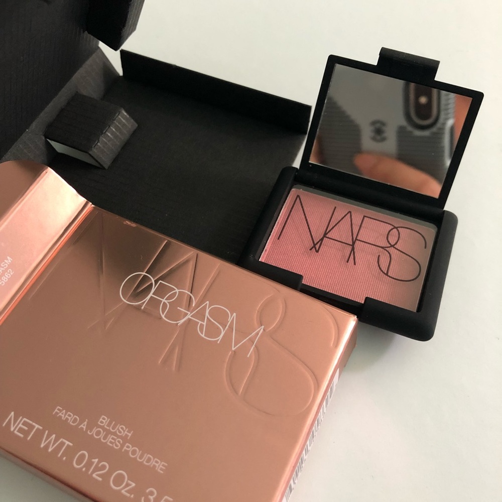 FREE never used MINI blush ( with purchase )